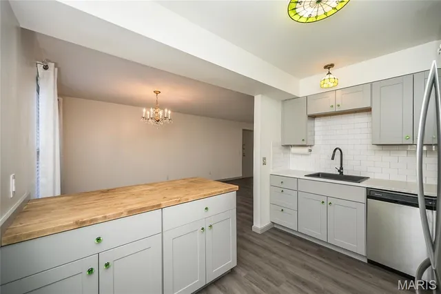 $104,900 | 853 Dumont Place, Unit B, St. Louis, MO 63125