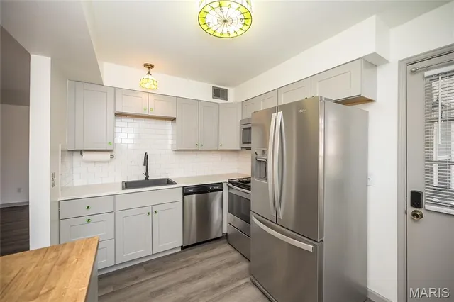 $104,900 | 853 Dumont Place, Unit B, St. Louis, MO 63125