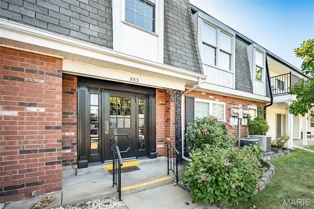 $104,900 | 853 Dumont Place, Unit B, St. Louis, MO 63125