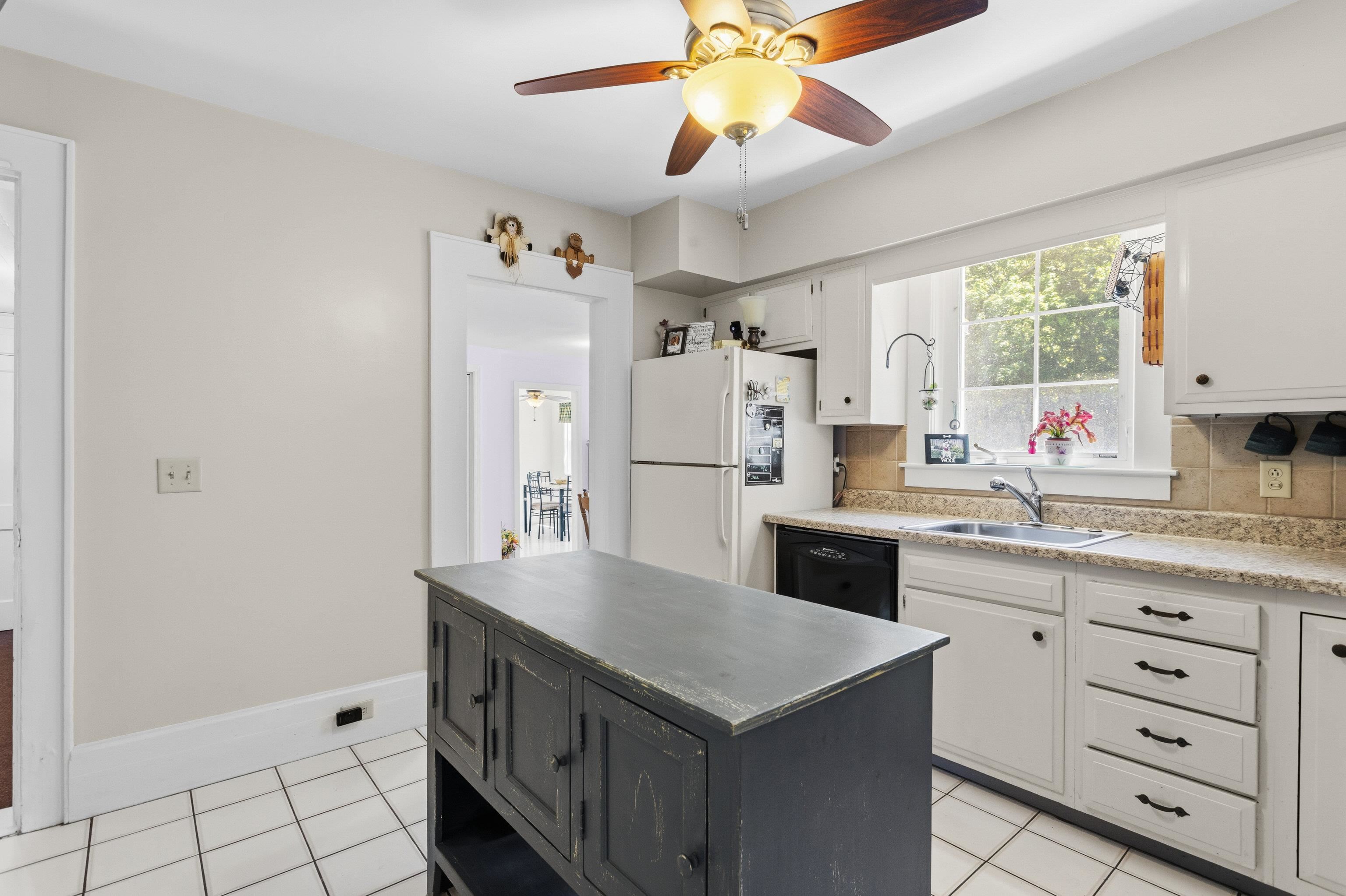 611 Coolidge Avenue Manchester, NH 03102 - Photo 11 of 55