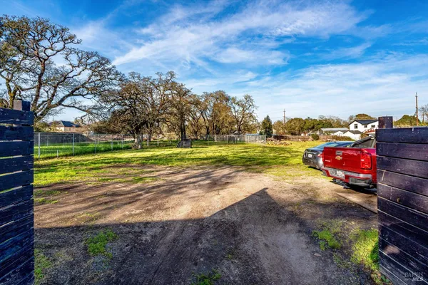 a view of a yard with an empty space
