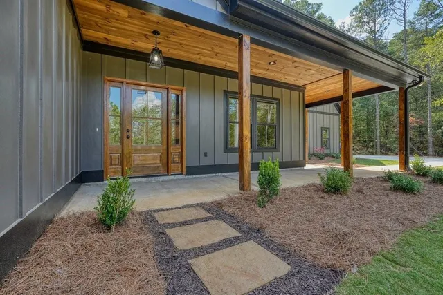 a view of a house with backyard and porch