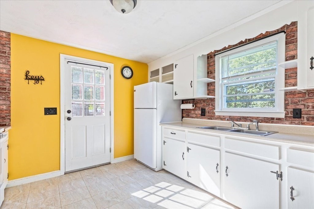 65 Border Road Holbrook, MA 02343 - Photo 8 of 27