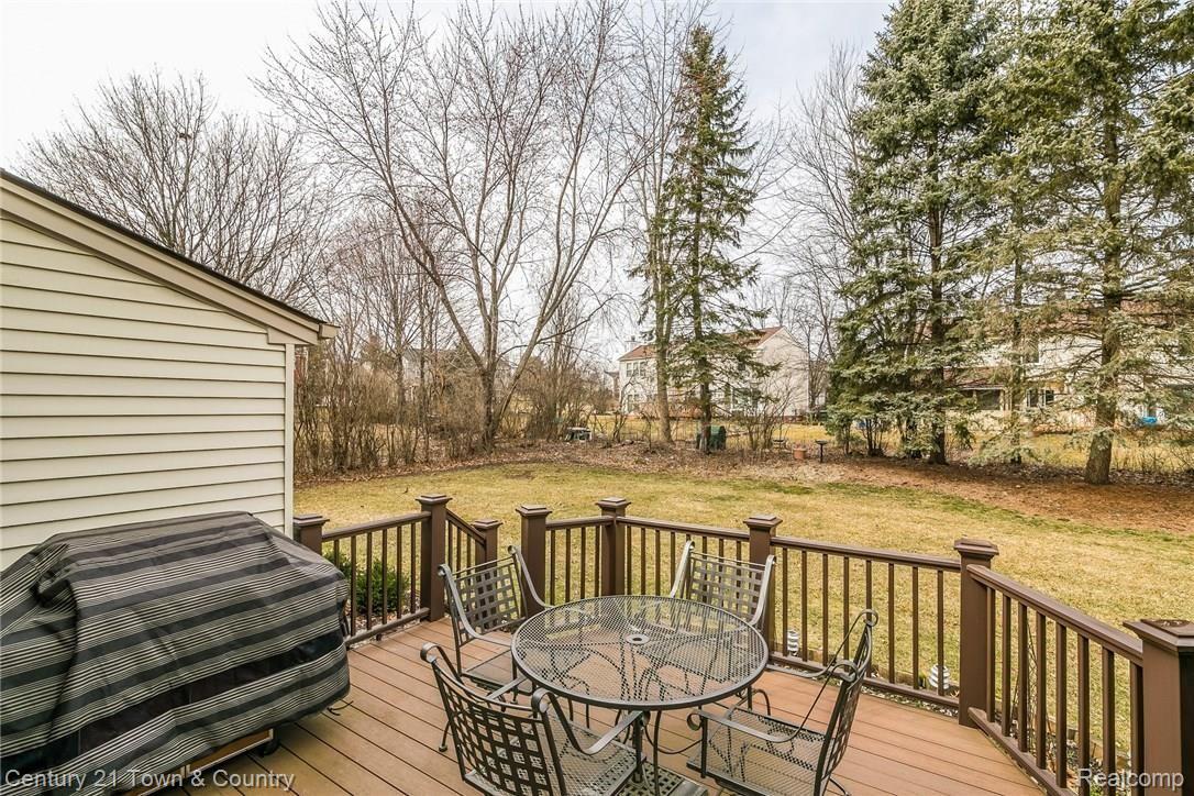 2006 Cedaredge Road Rochester, MI 48306 - Photo 25 of 36 028-Deck-5502752-medium.jpg