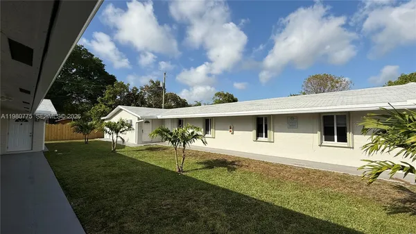 a view of a house with backyard and garden
