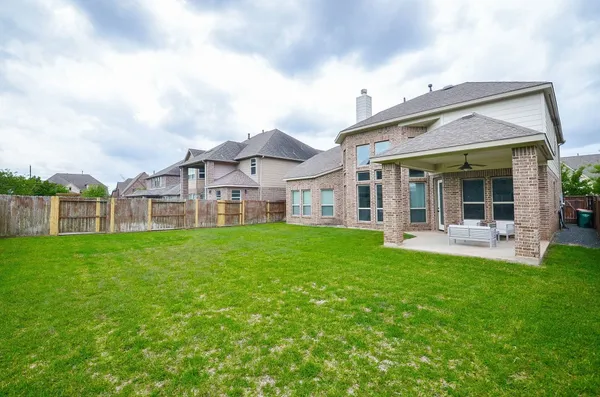 a view of a house with a backyard