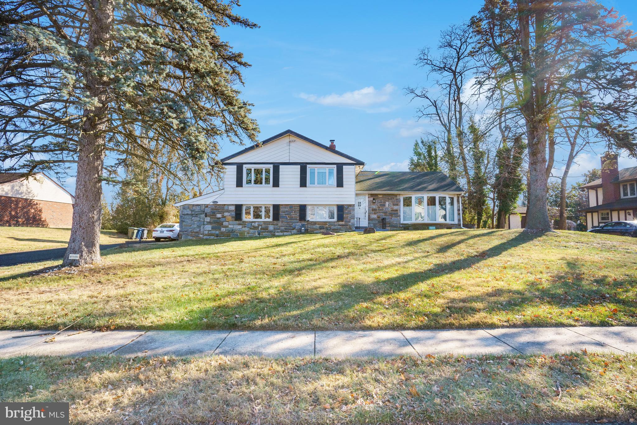 1875 Lippincott Road Huntingdon Valley, PA 19006 - Photo 3 of 46