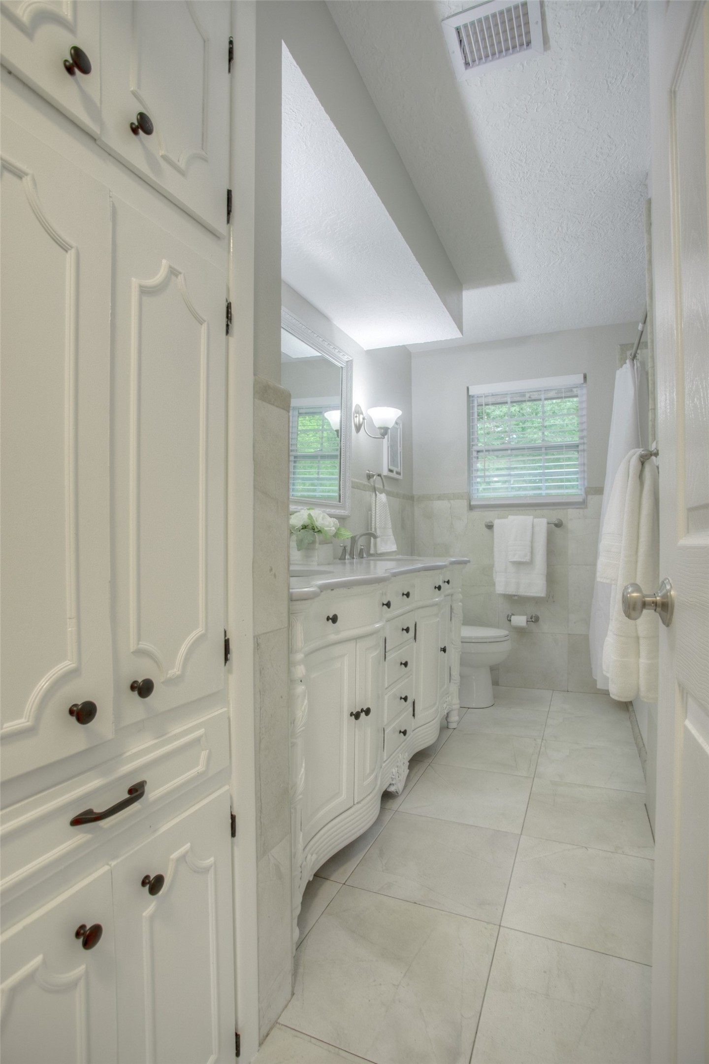 6016 Teas Nursery Road Conroe, TX 77304 - Photo 36 of 50 Hall bath with double sinks and tub/shower combo.