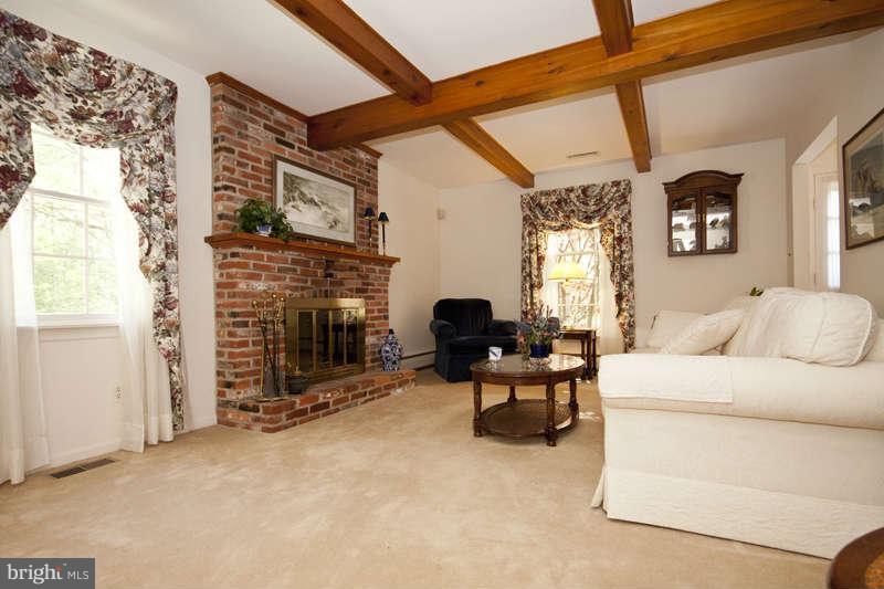 14532 Manor Road Phoenix, MD 21131 - Photo 11 of 30 Living Room