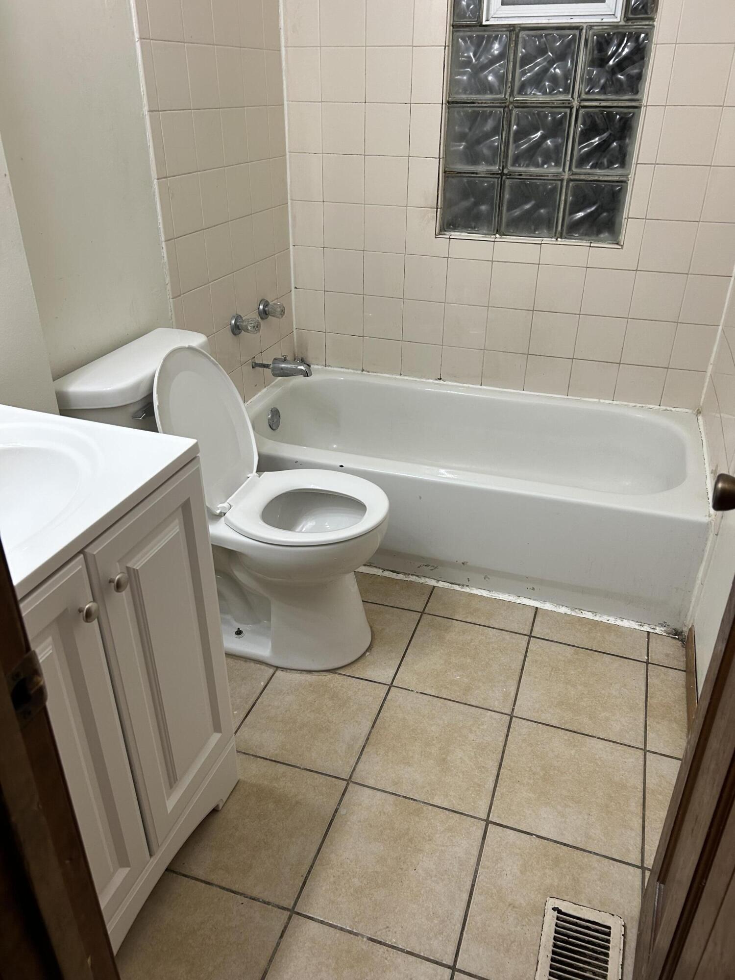 346 Richard Gordon Hatcher Boulevard Gary, IN 46404 - Photo 7 of 14 1500x2000