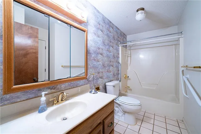 $359,900 | 1402 Southeast Moore Road, St. Joseph, MO 64504