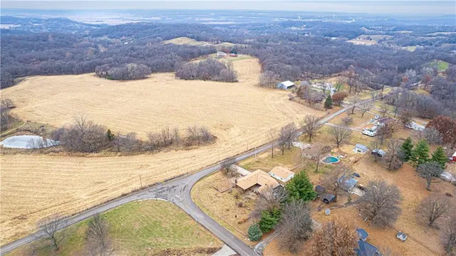 $359,900 | 1402 Southeast Moore Road, St. Joseph, MO 64504