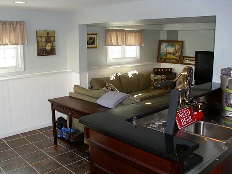 27 Fields View Road Westerly, RI 02808 - Photo 21 of 25 Den/Family/Great Room.