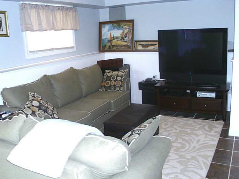 27 Fields View Road Westerly, RI 02808 - Photo 22 of 25 Den/Family/Great Room.