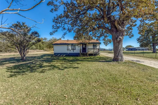a view of yard with tree
