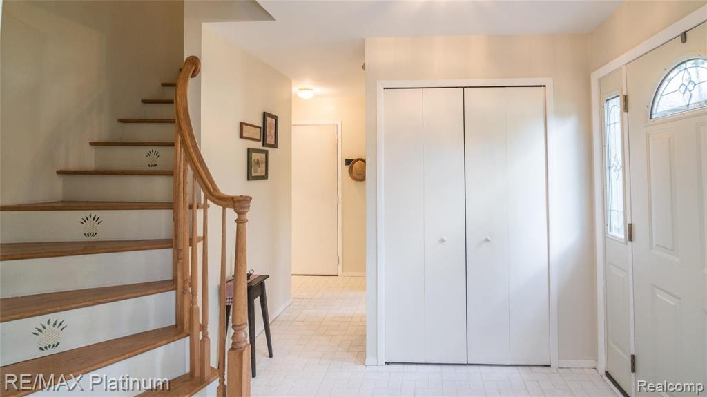 18571 Gill Road Livonia, MI 48152 - Photo 6 of 48