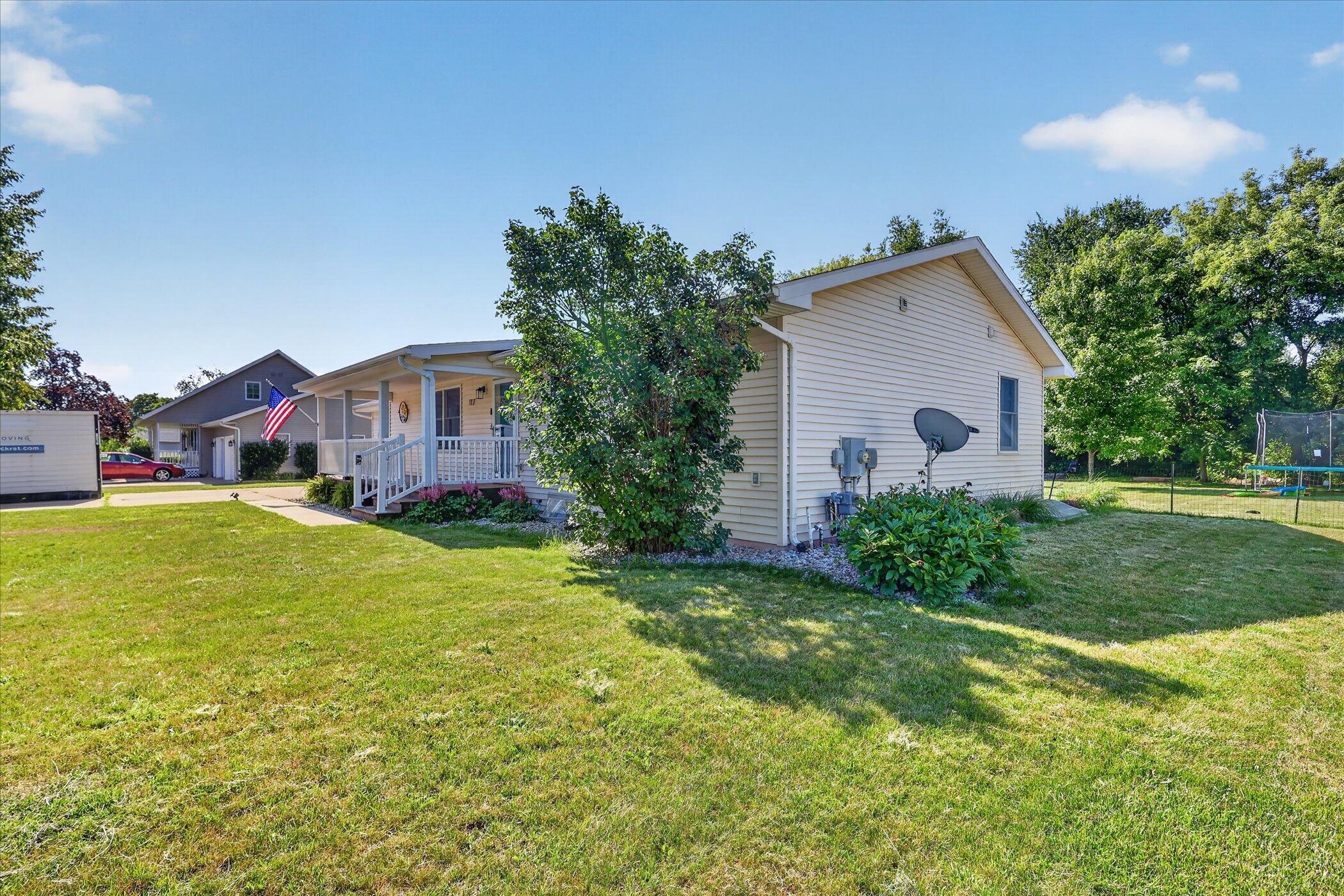117 Charlotte Street Edmore, MI 48829 - Photo 5 of 44 Side View