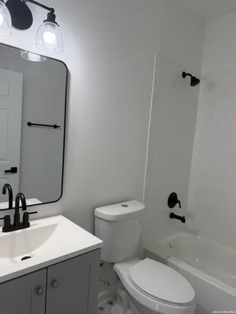 $1,800 | 147 Vine Street, San Antonio, TX 78210