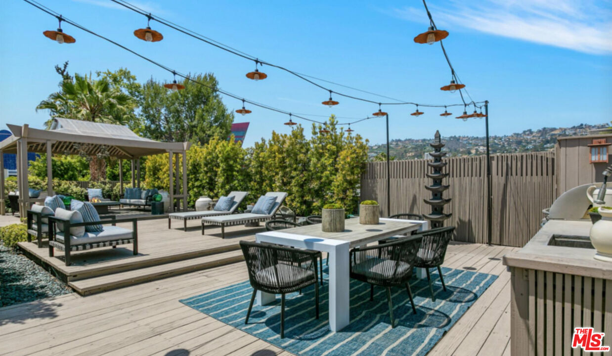 a view of a dinning tables and chairs in patio