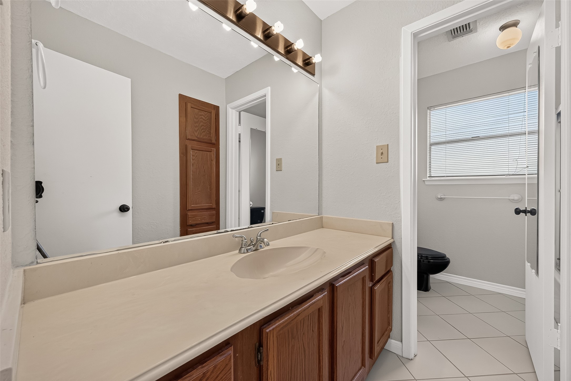 8142 Misty Ridge Lane Houston, TX 77071 - Photo 24 of 28 2nd bathroom