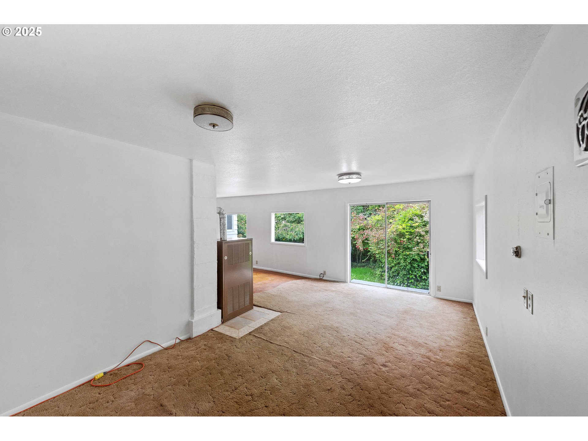 63257 Valma Road Coos Bay, OR 97420 - Photo 4 of 24 Living Room