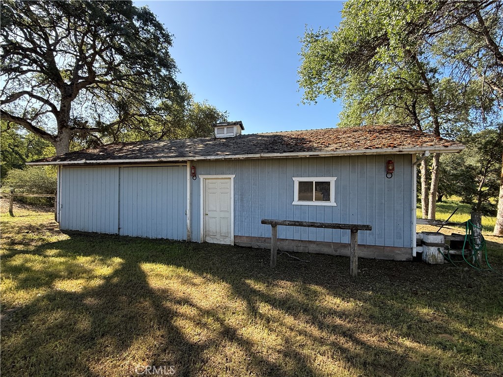 4952 Hidden Springs Road Mariposa, CA 95338 - Photo 9 of 53 a view of a backyard with a large tree