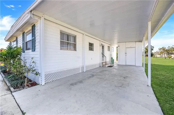 a view of a house with backyard and garden