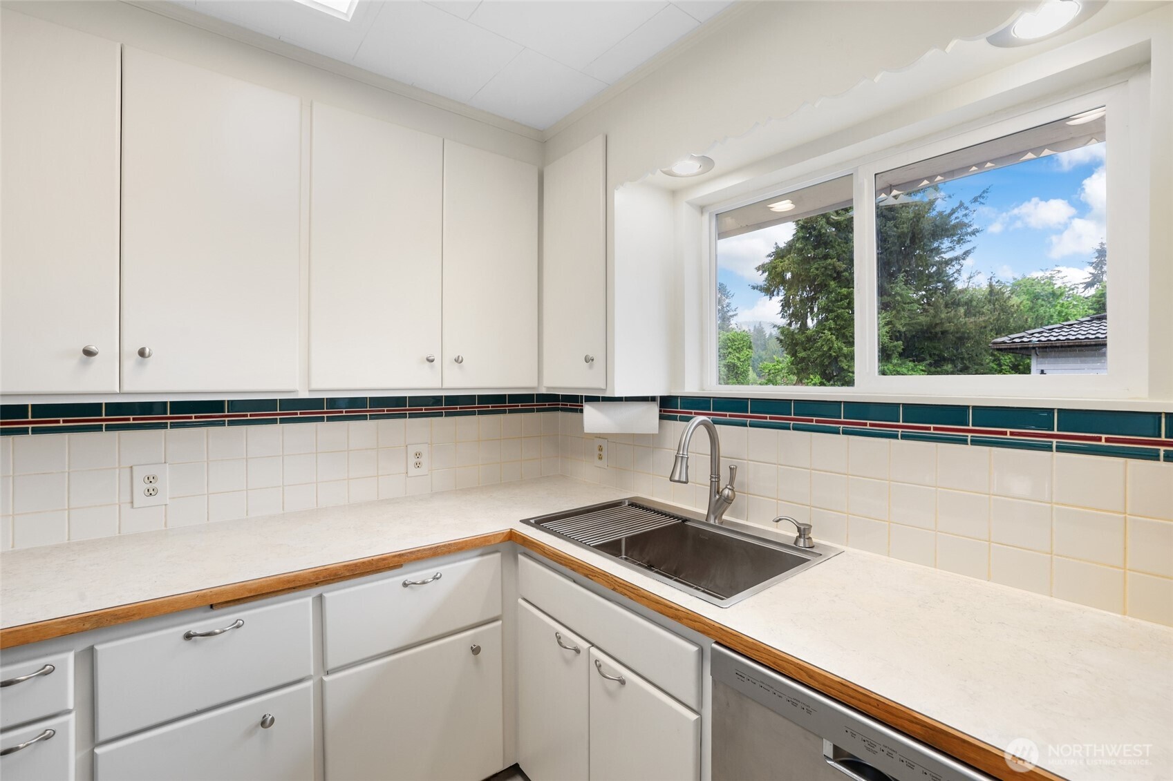 2402 Union Avenue Northeast Renton, WA 98059 - Photo 8 of 39