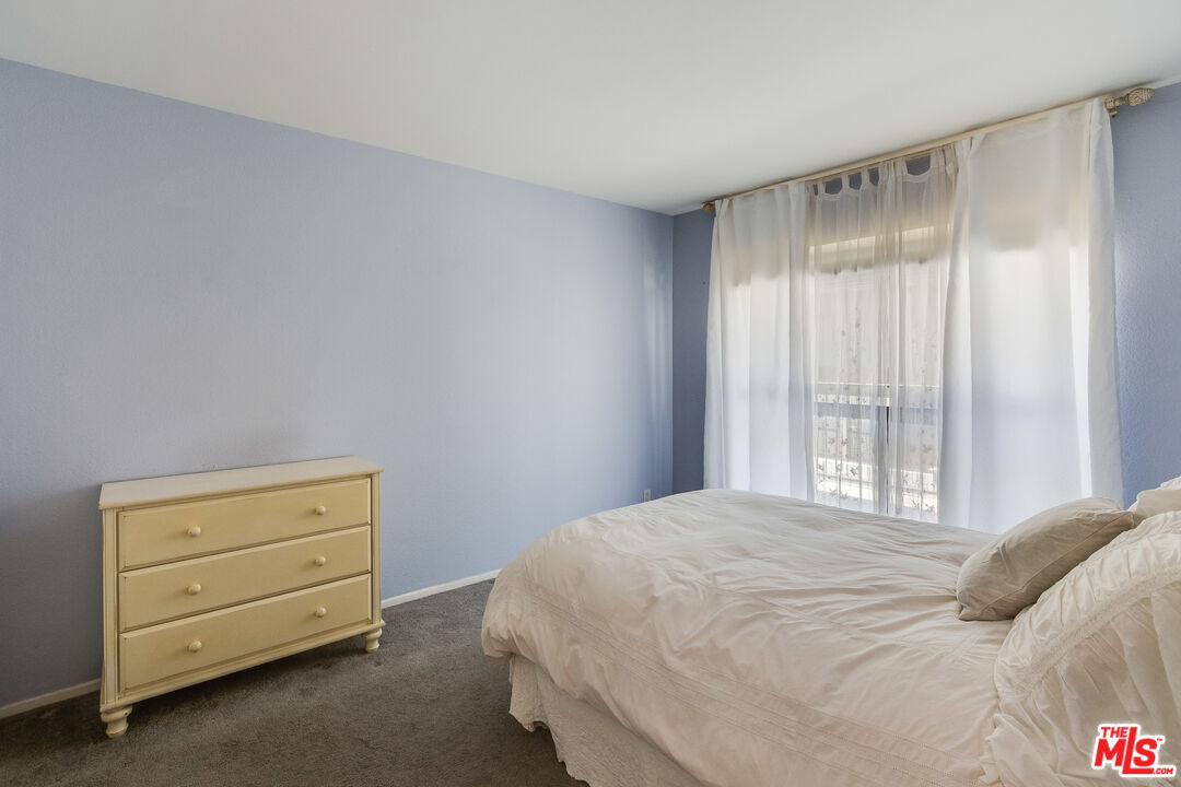 25 Hurricane Street, Unit 3 Marina del Rey, CA 90292 - Photo 13 of 27 a bedroom with a bed and a window