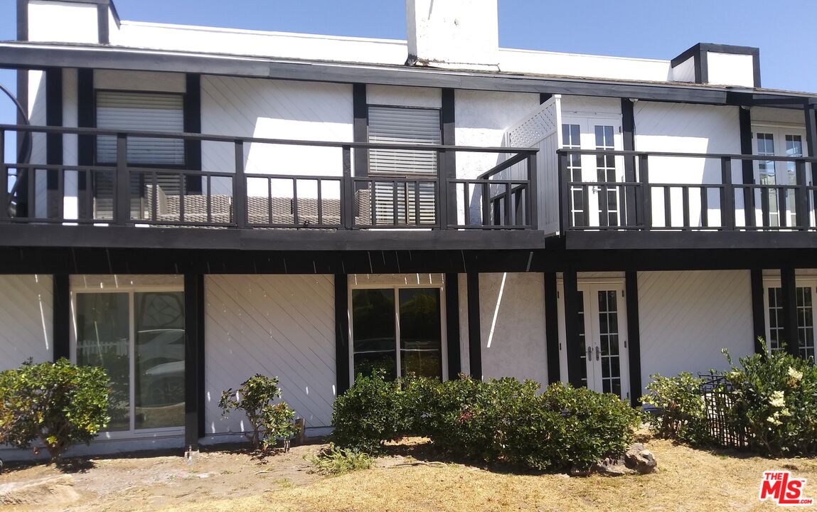 25 Hurricane Street, Unit 3 Marina del Rey, CA 90292 - Photo 3 of 27 a house view with outdoor space