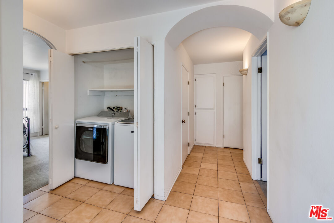 25 Hurricane Street, Unit 3 Marina del Rey, CA 90292 - Photo 8 of 27 a bathroom with a sink and a mirror