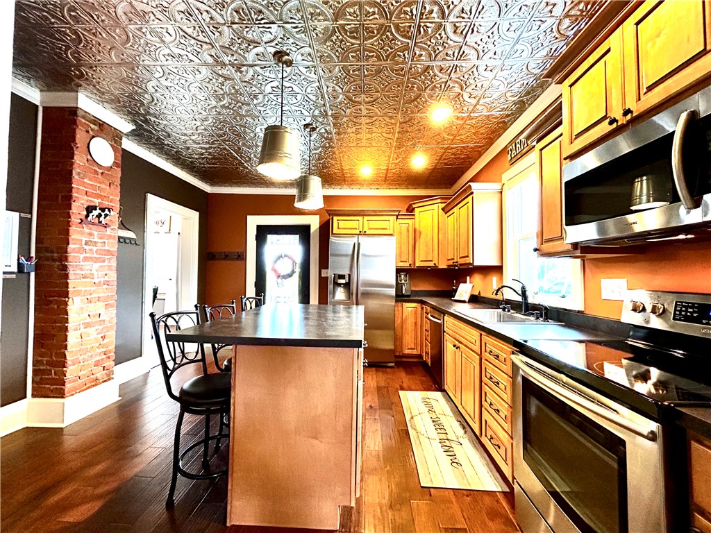 2086 Scheyhing Road Lewisburg, OH 45338 - Photo 11 of 29 This spacious kitchen offers ample storage and modern stainless steel appliances.