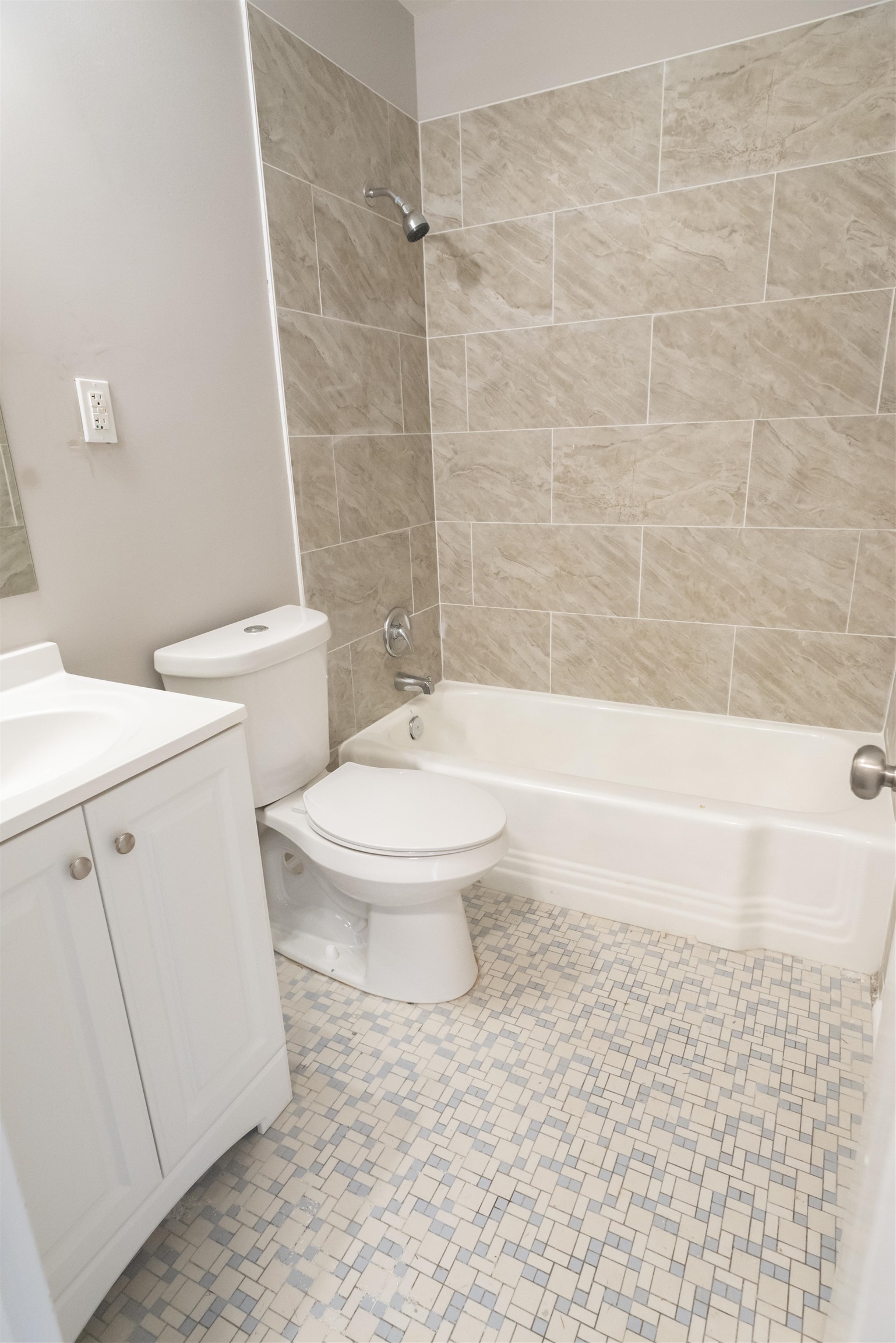 4622 Applegate Road Memphis, TN 38109 - Photo 5 of 13 a bathroom with a toilet a sink and a bathtub