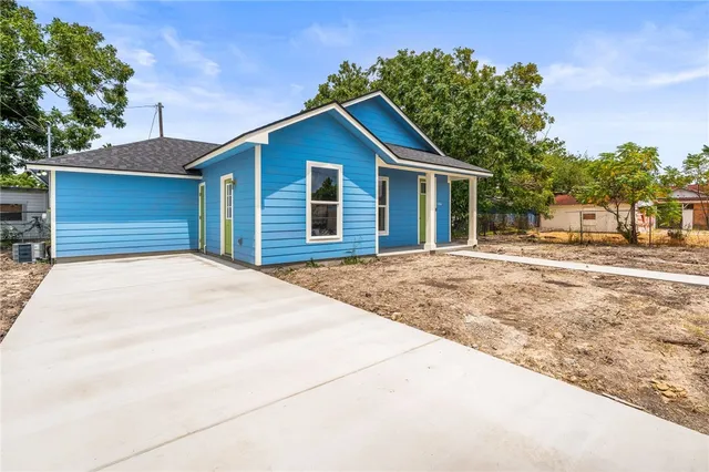 a view of a house with a yard