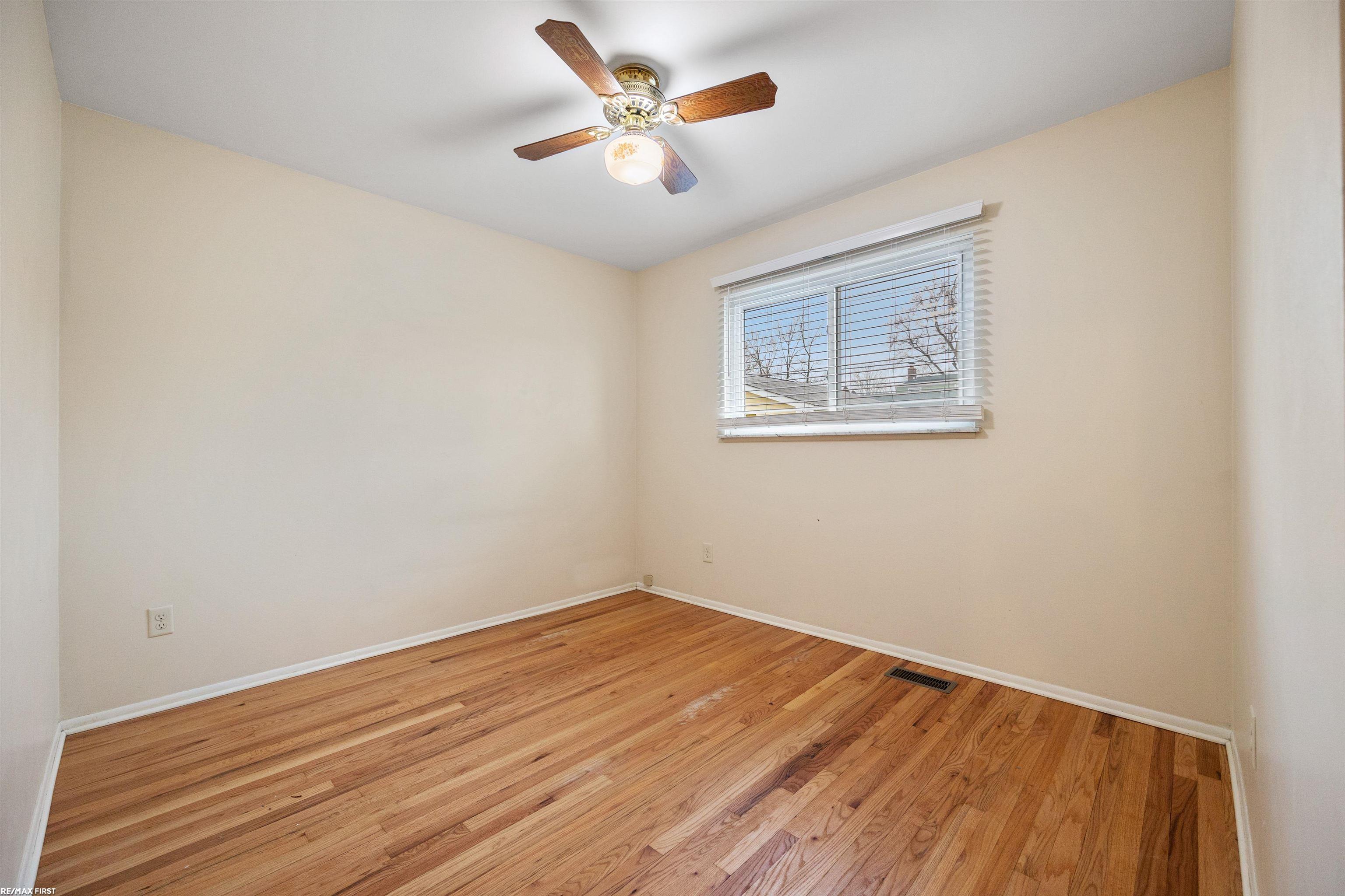 1260 Princeton Road Berkley, MI 48072 - Photo 10 of 26 50098112-9.JPG