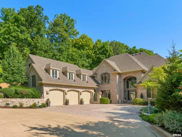 $930,000 | 200 West Ravinwoods Road, Peoria, IL 61615