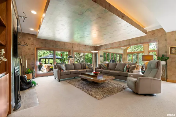 $930,000 | 200 West Ravinwoods Road, Peoria, IL 61615