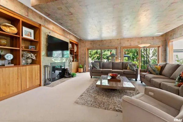 $930,000 | 200 West Ravinwoods Road, Peoria, IL 61615