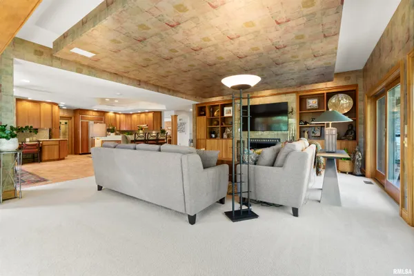 $930,000 | 200 West Ravinwoods Road, Peoria, IL 61615