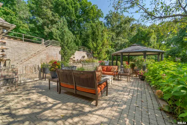 $930,000 | 200 West Ravinwoods Road, Peoria, IL 61615