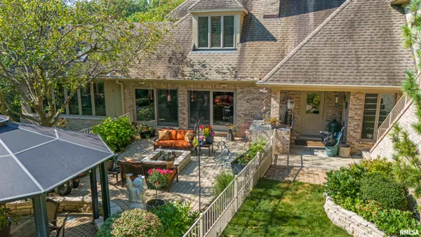 $930,000 | 200 West Ravinwoods Road, Peoria, IL 61615