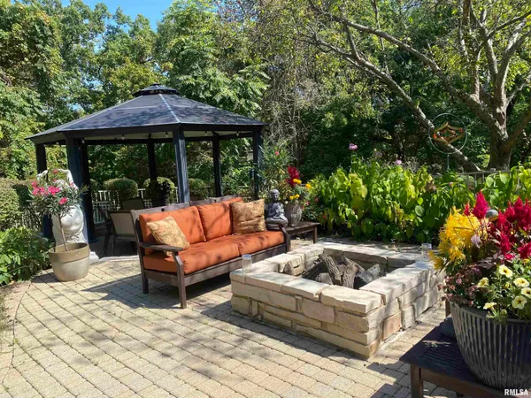 $930,000 | 200 West Ravinwoods Road, Peoria, IL 61615
