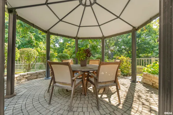 $930,000 | 200 West Ravinwoods Road, Peoria, IL 61615