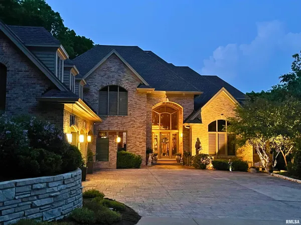 $930,000 | 200 West Ravinwoods Road, Peoria, IL 61615