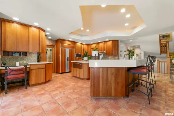 $930,000 | 200 West Ravinwoods Road, Peoria, IL 61615