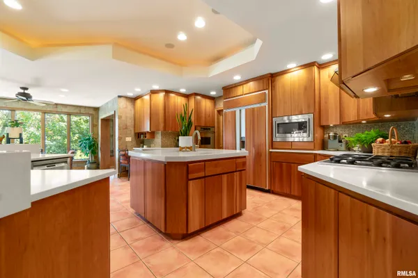 $930,000 | 200 West Ravinwoods Road, Peoria, IL 61615