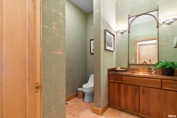 $930,000 | 200 West Ravinwoods Road, Peoria, IL 61615