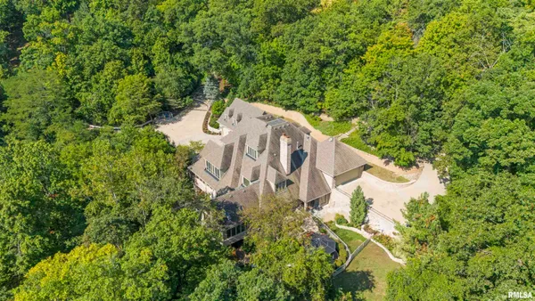 $930,000 | 200 West Ravinwoods Road, Peoria, IL 61615