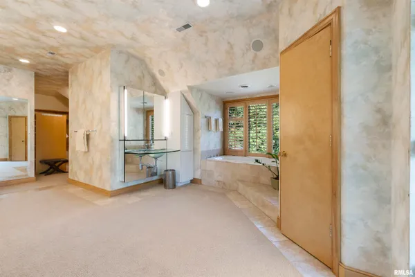 $930,000 | 200 West Ravinwoods Road, Peoria, IL 61615