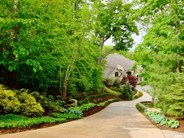 $930,000 | 200 West Ravinwoods Road, Peoria, IL 61615